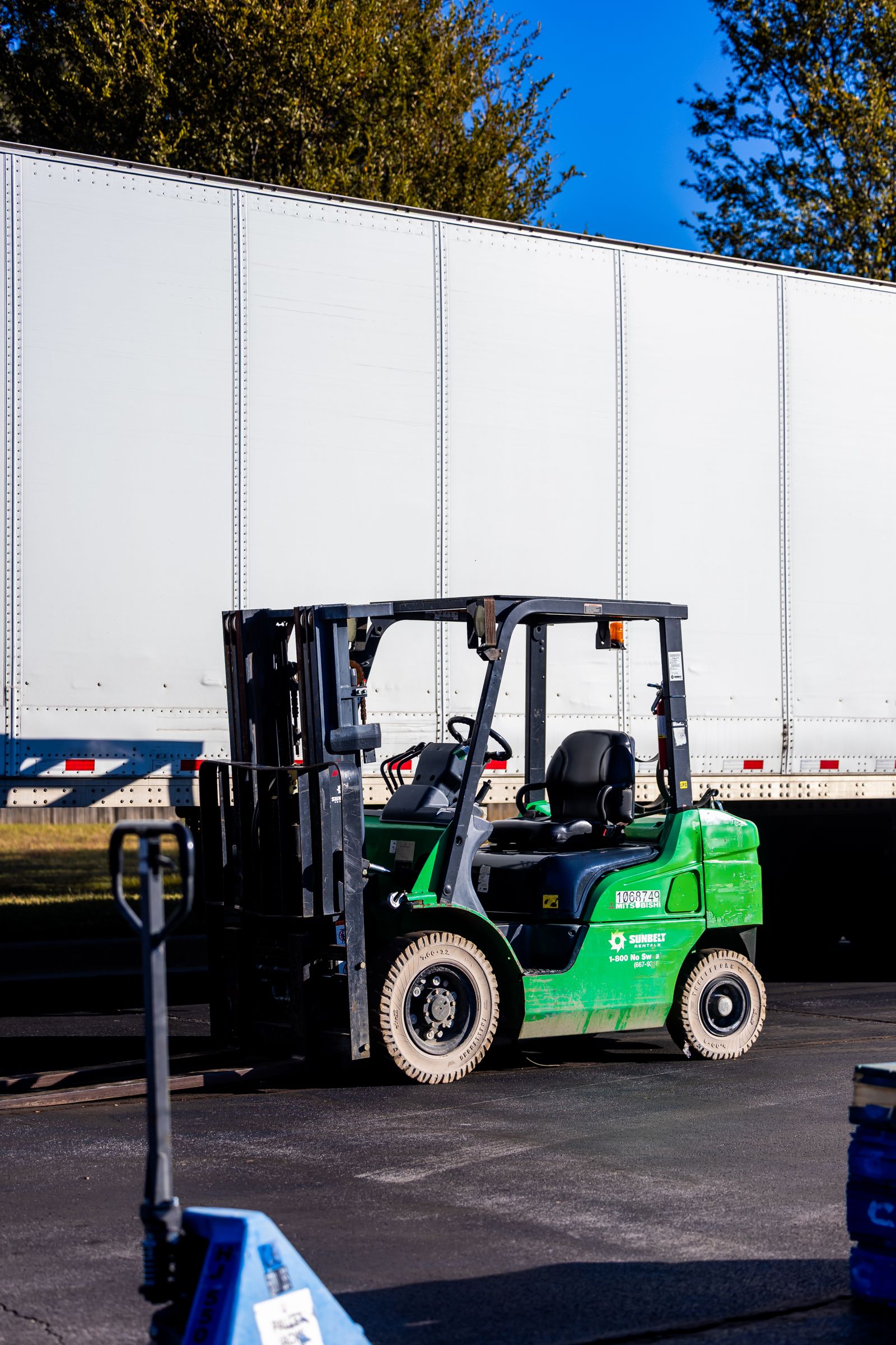 Pátio de carregamento com material cerâmico preparado para transporte